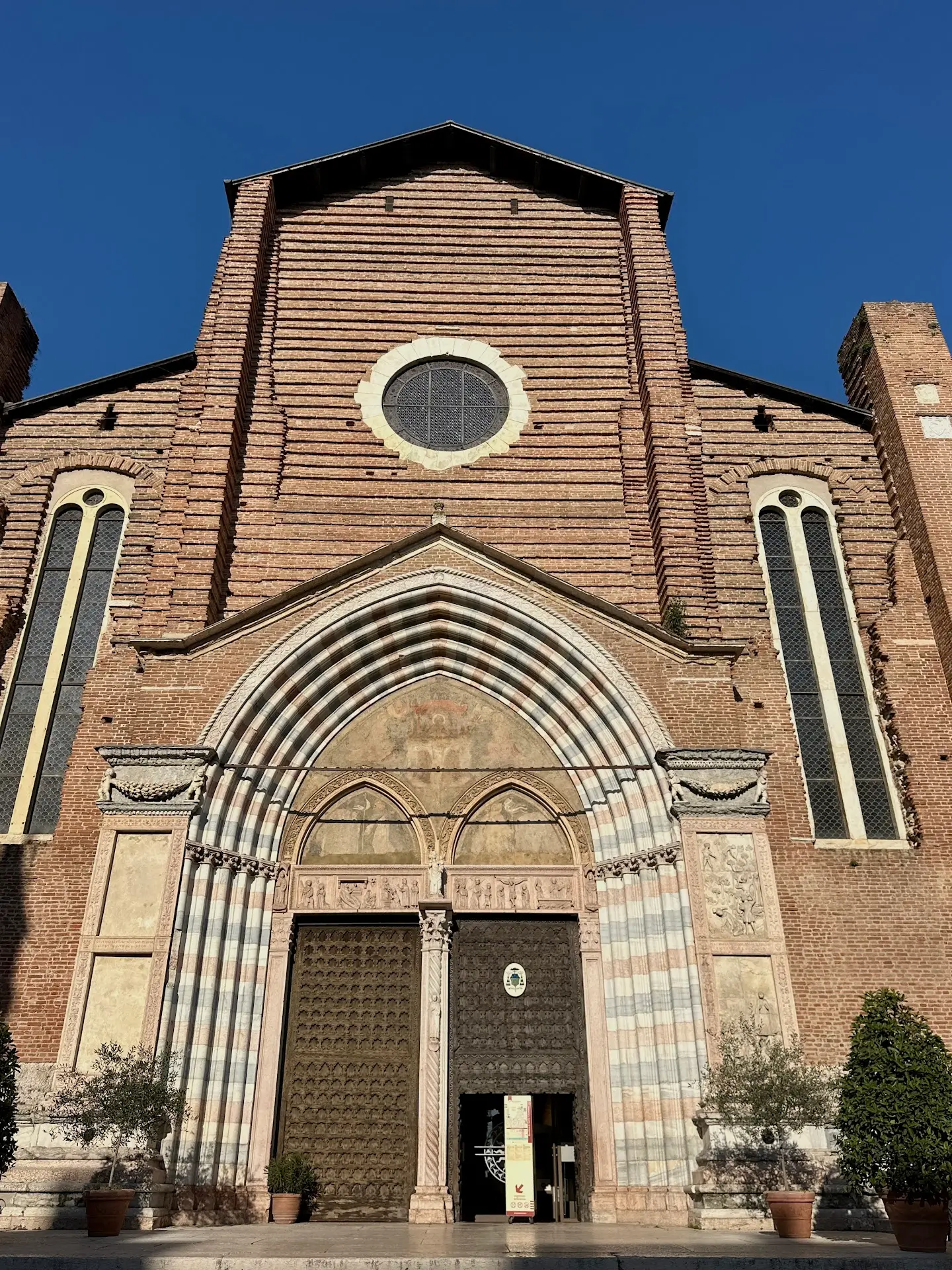 Best churches in Verona: Sant’Anastasia exterior facade entrance vie